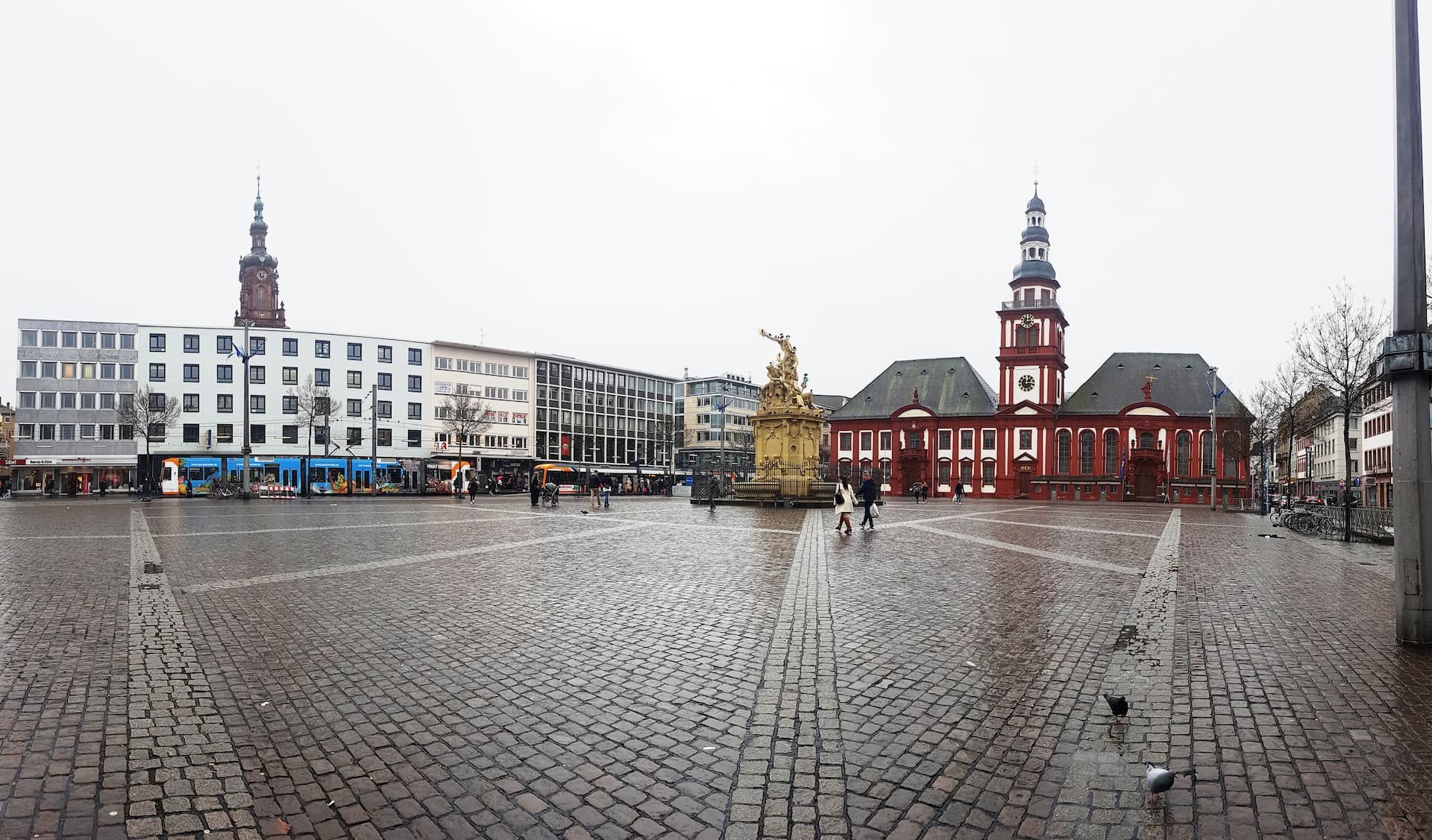 Der Marktplatz in Mannheim, unmittelbar am Büro Azazi